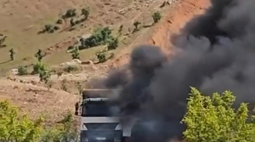 Siirt&rsquo;te kamyon yangını: S&uuml;r&uuml;c&uuml; son anda kurtuldu