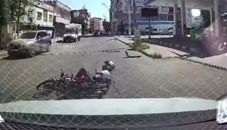 Motosikletin otomobile &ccedil;arpma anı ara&ccedil; kamerasında