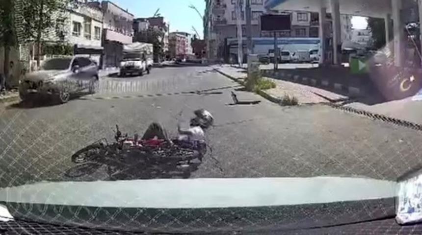 Motosikletin otomobile &ccedil;arpma anı ara&ccedil; kamerasında