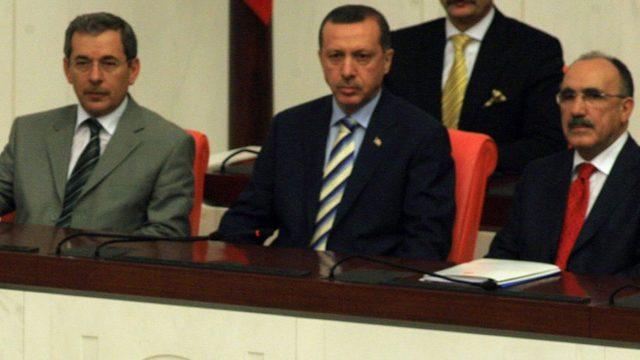 2007 yılında dönemin cumhurbaşkanı Abdullah Gül'ün yemin törenini Abdüllatif Şener ve o dönem başbakan olan Erdoğan beraber izliyor
