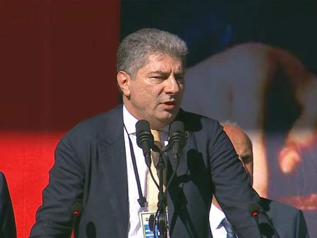 Kongre'de beklenen an geldi! Hakan Safi k&uuml;rs&uuml;den bombaları patlattı! 