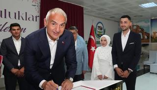 Bakan Ersoy, Antalyalı &ccedil;iftin nikah şahidi oldu
