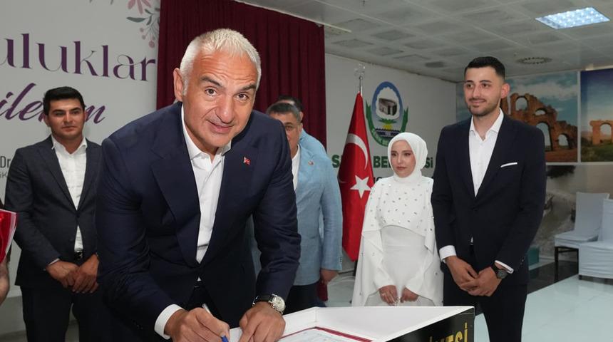 Bakan Ersoy, Antalyalı &ccedil;iftin nikah şahidi oldu