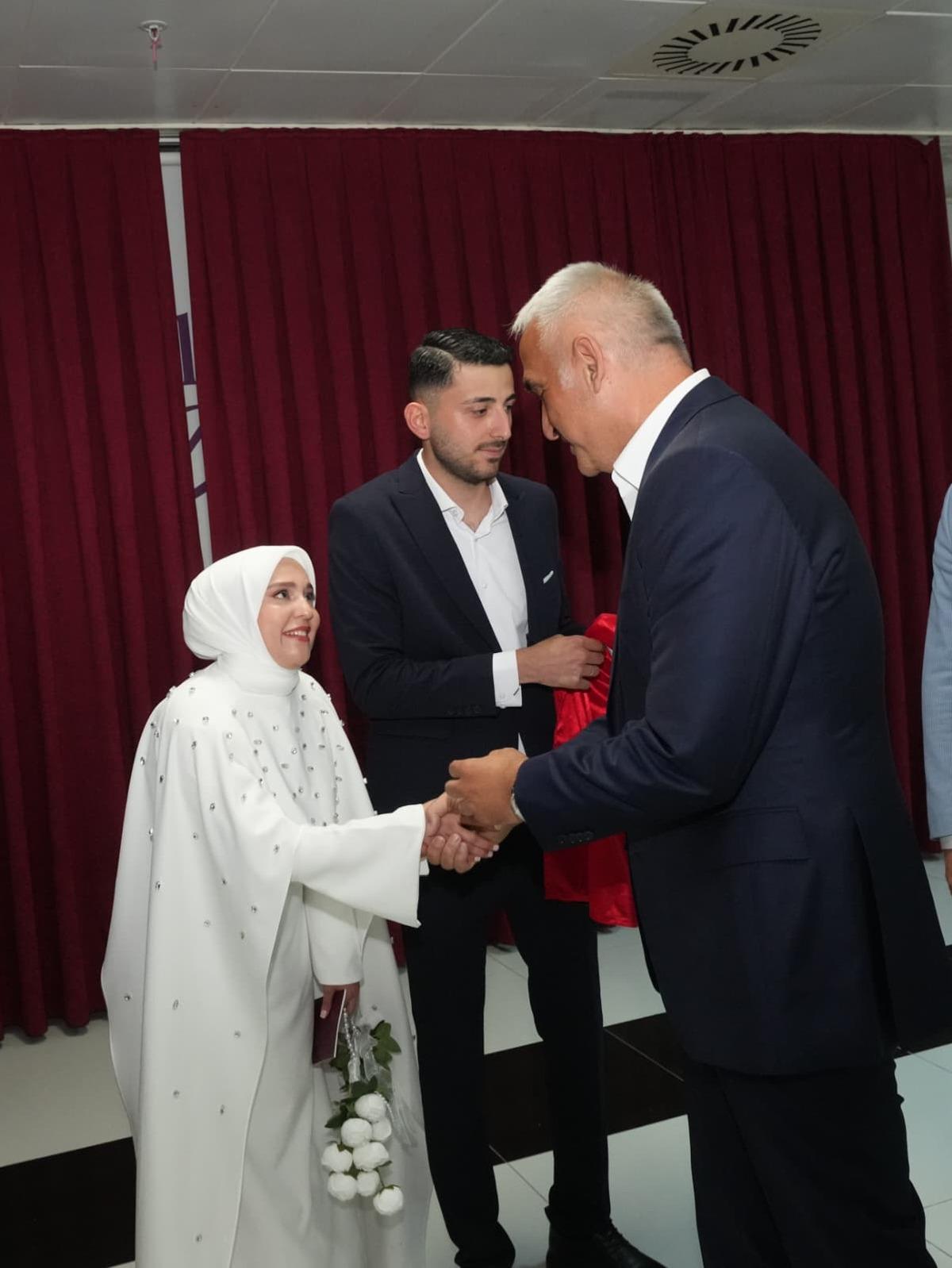 Bakan Ersoy, Antalyalı çiftin nikah şahidi oldu 1