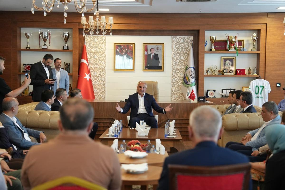 Bakan Ersoy, Antalyalı çiftin nikah şahidi oldu 3