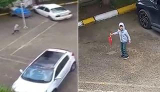 5 yaşındaki Mira&ccedil; yere d&uuml;şen T&uuml;rk bayrağı i&ccedil;in b&ouml;yle koştu