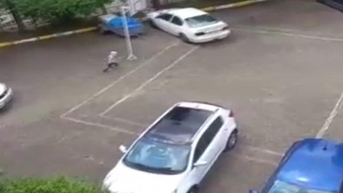 5 yaşındaki Miraç yere düşen Türk bayrağı için böyle koştu 1