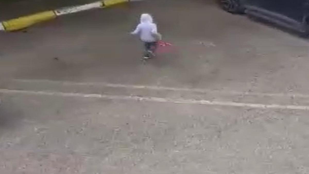5 yaşındaki Miraç yere düşen Türk bayrağı için böyle koştu 2