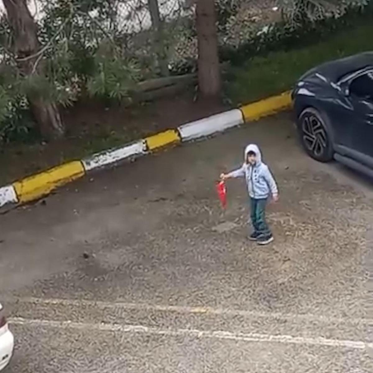 5 yaşındaki Miraç yere düşen Türk bayrağı için böyle koştu 3