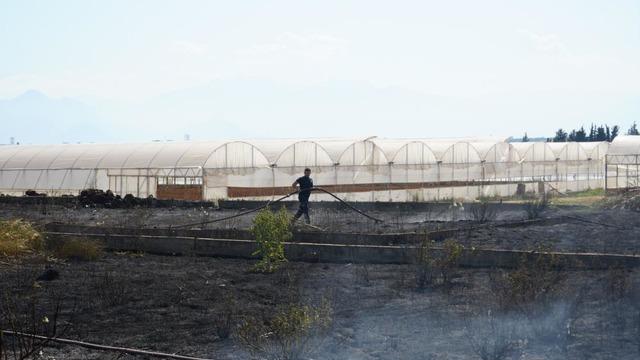 Antalya'da sera ve evleri tehdit eden yangın mahalleliyi korkuttu