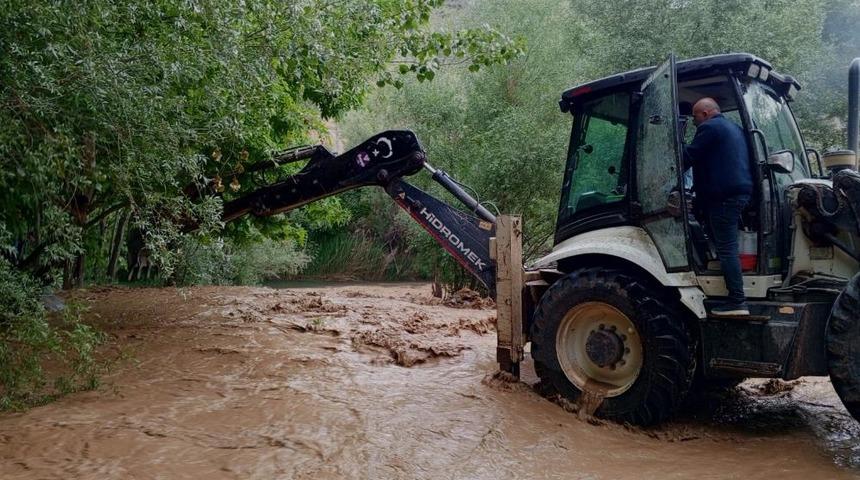Malatya'da Kozluk &Ccedil;ayı taştı, y&uuml;r&uuml;y&uuml;ş rotaları su altında kaldı