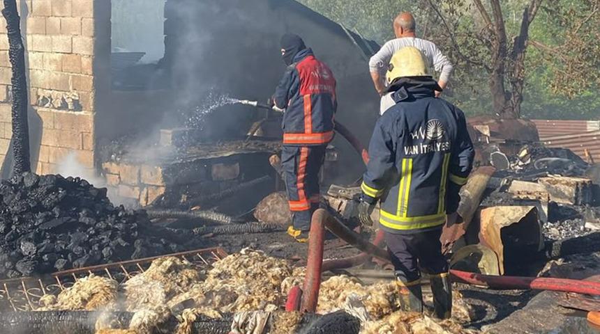 Van'da m&uuml;stakil evde yangın