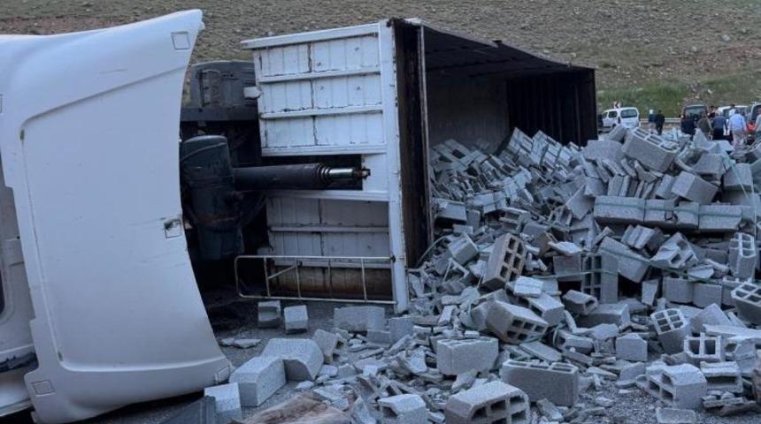 Siirt-Eruh karayolunda kontrolden &ccedil;ıkan tır devrildi: S&uuml;r&uuml;c&uuml; ağır yaralandı
