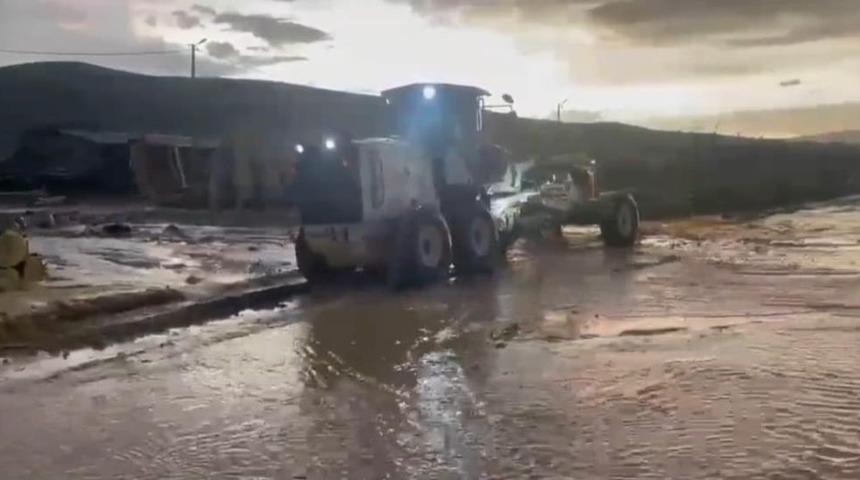 Sel nedeniyle kapanan Elazığ-Tunceli yolu trafiğe a&ccedil;ıldı