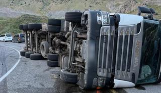 Siirt'te trafik kazası! Briket y&uuml;kl&uuml; tır devrildi