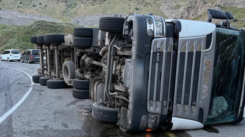 Siirt'te trafik kazası! Briket y&uuml;kl&uuml; tır devrildi