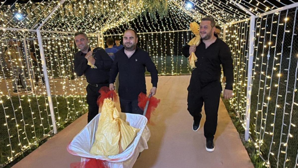 Damadın arkadaşlarından ilginç düğün takısı: El arabasıyla getirdiler 1