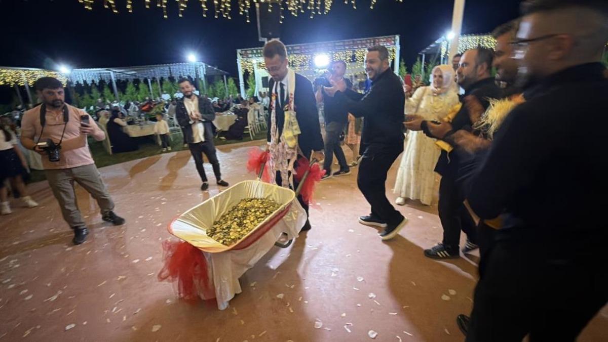 Damadın arkadaşlarından ilginç düğün takısı: El arabasıyla getirdiler 2