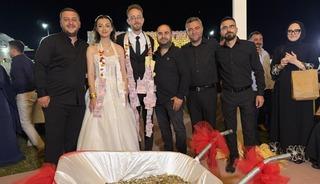 D&uuml;ğ&uuml;nde şaşırtan takı: El arabasıyla getirdiler