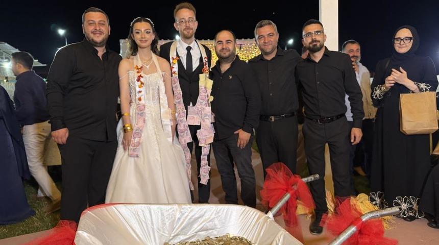Damadın arkadaşlarından ilgin&ccedil; d&uuml;ğ&uuml;n takısı: El arabasıyla getirdiler