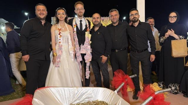 Damadın arkadaşlarından ilginç düğün takısı: El arabasıyla getirdiler