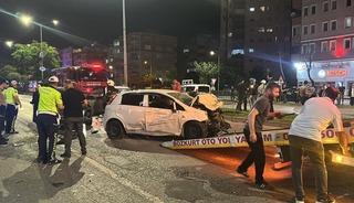 Kontrolden &ccedil;ıkan otomobil karşı şeride ge&ccedil;ti: 5 yaralı