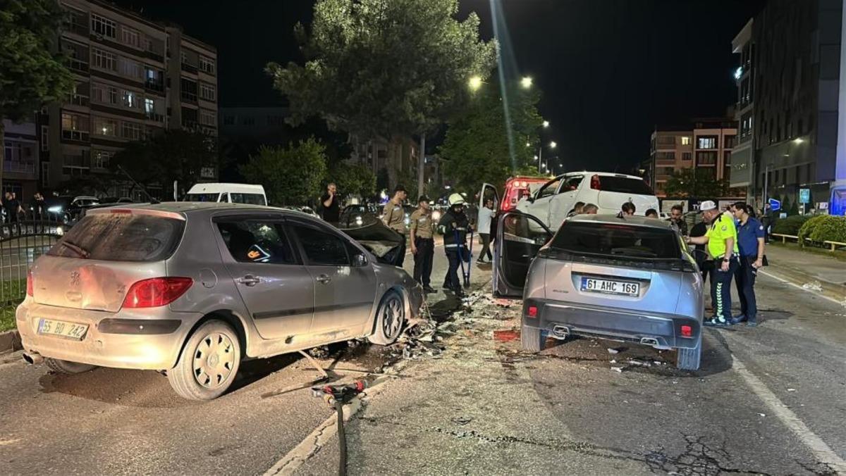 Atakum da kontrolden &ccedil;ıkan otomobil karşı şeride ge&ccedil;ti: 5 yaralı 1