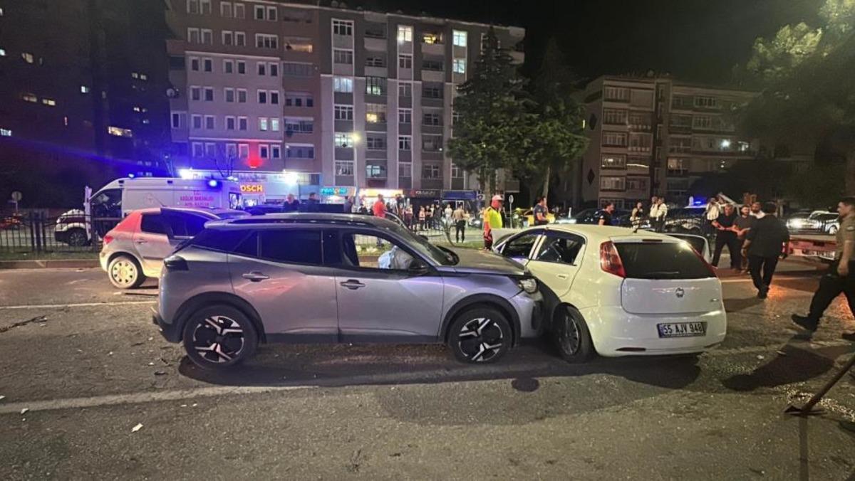 Atakum da kontrolden &ccedil;ıkan otomobil karşı şeride ge&ccedil;ti: 5 yaralı 2