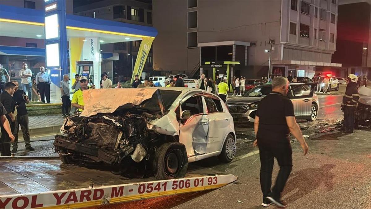 Atakum da kontrolden &ccedil;ıkan otomobil karşı şeride ge&ccedil;ti: 5 yaralı 3