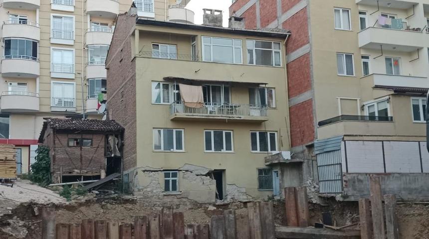 Bilecik'te temel kazısı yapılan sokağın yanındaki 3 katlı bina tahliye edildi