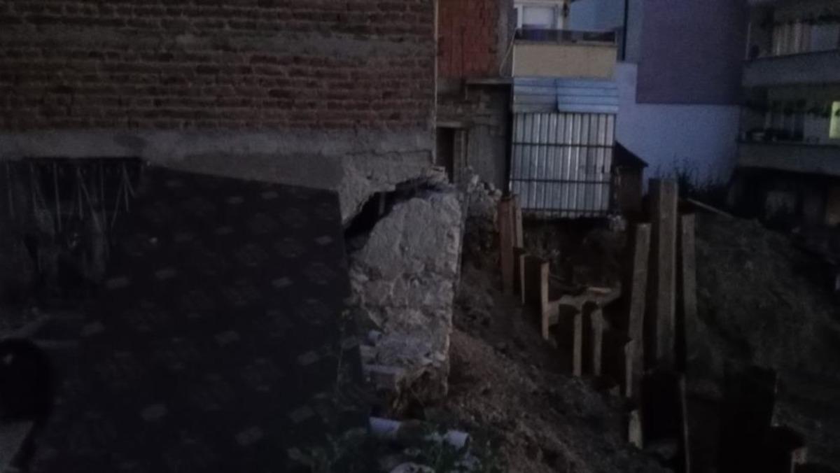 Bilecik te temel kazısı yapılan sokağın yanındaki 3 katlı bina tahliye edildi 1
