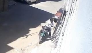 Gaziantep&rsquo;te tepki &ccedil;eken g&ouml;r&uuml;nt&uuml;: K&uuml;&ccedil;&uuml;k kızını darbedip motosikletle s&uuml;r&uuml;kleyen baba g&ouml;zaltına alındı