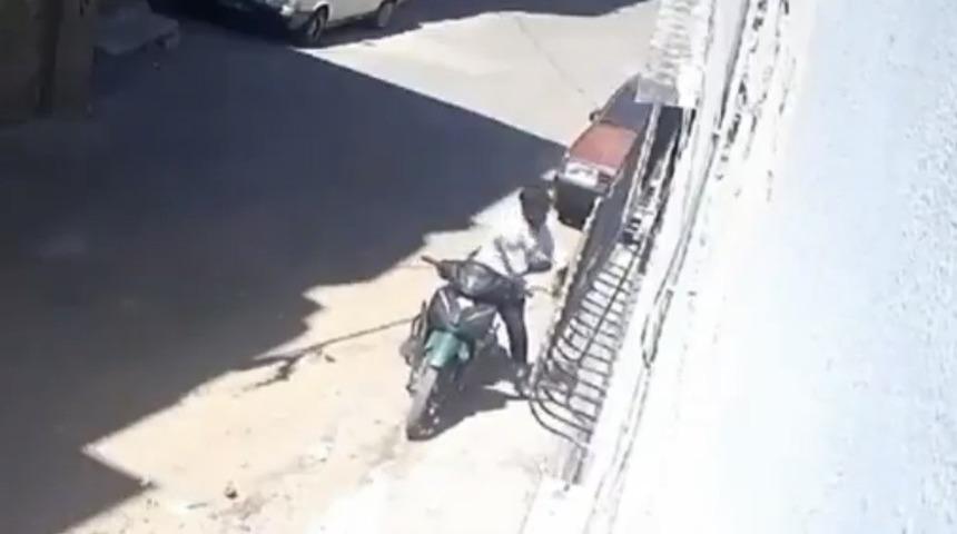 Gaziantep&rsquo;te tepki &ccedil;eken g&ouml;r&uuml;nt&uuml;: K&uuml;&ccedil;&uuml;k kızını darbedip motosikletle s&uuml;r&uuml;kleyen baba g&ouml;zaltına alındı