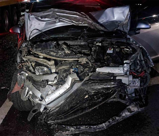 Bankette duran otomobile çarpan araç hurdaya döndü: 6 yaralı 1