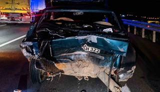 Bankette duran otomobile &ccedil;arpan ara&ccedil; hurdaya d&ouml;nd&uuml;: 6 yaralı