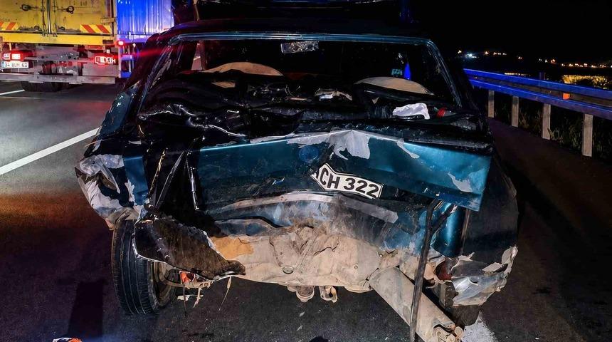Bankette duran otomobile &ccedil;arpan ara&ccedil; hurdaya d&ouml;nd&uuml;: 6 yaralı