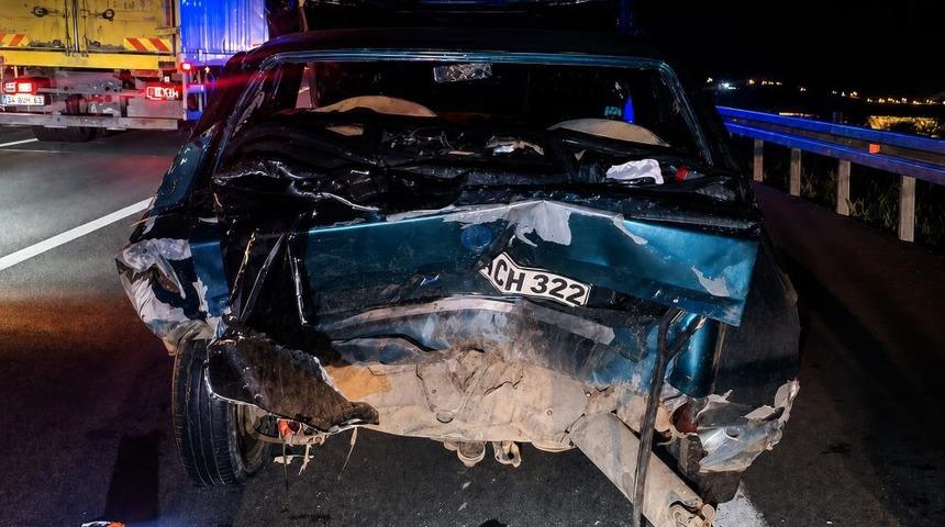 Bankette duran otomobile &ccedil;arpan ara&ccedil; hurdaya d&ouml;nd&uuml;: 6 yaralı