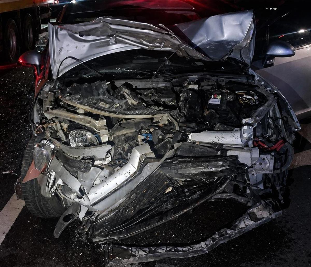 Bankette duran otomobile çarpan araç hurdaya döndü: 6 yaralı 1