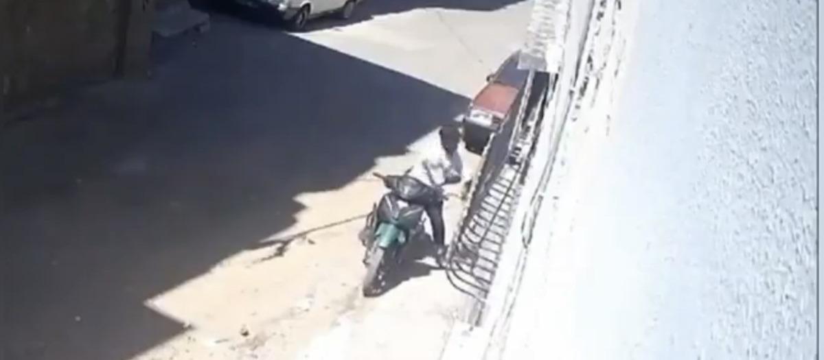 Kızına tokat attı! Yetmedi bir de saçından tutup motorla sürükledi 1
