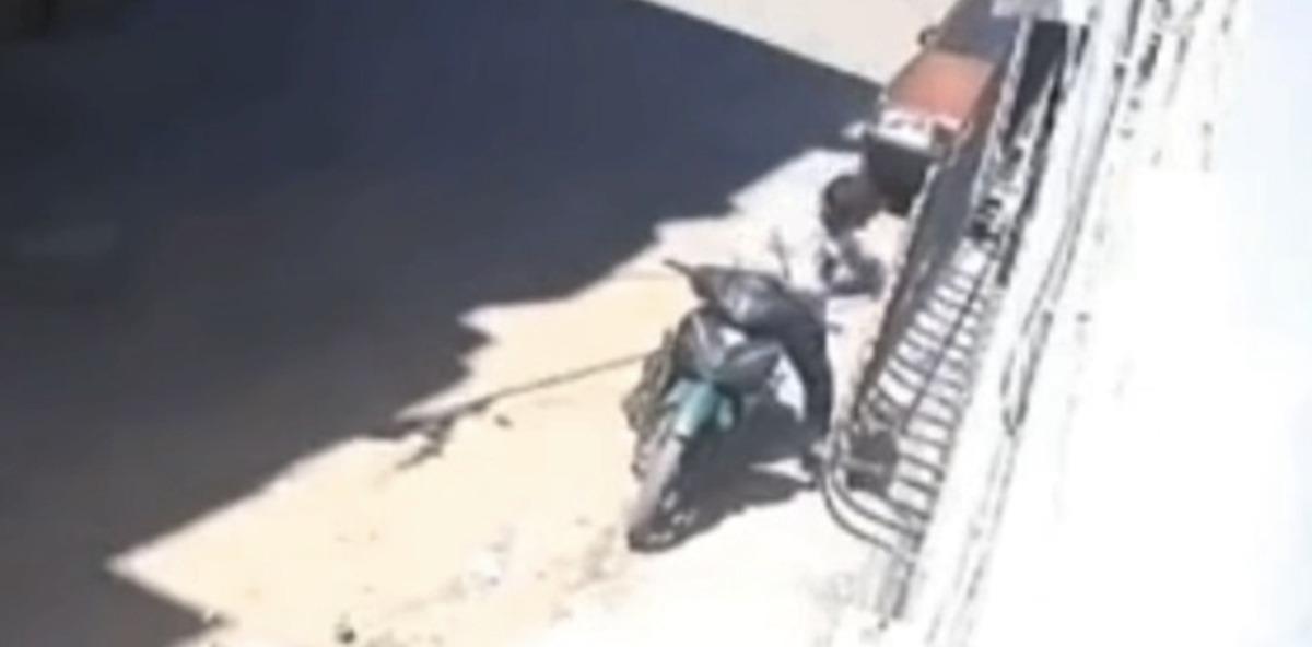Kızına tokat attı! Yetmedi bir de saçından tutup motorla sürükledi 2