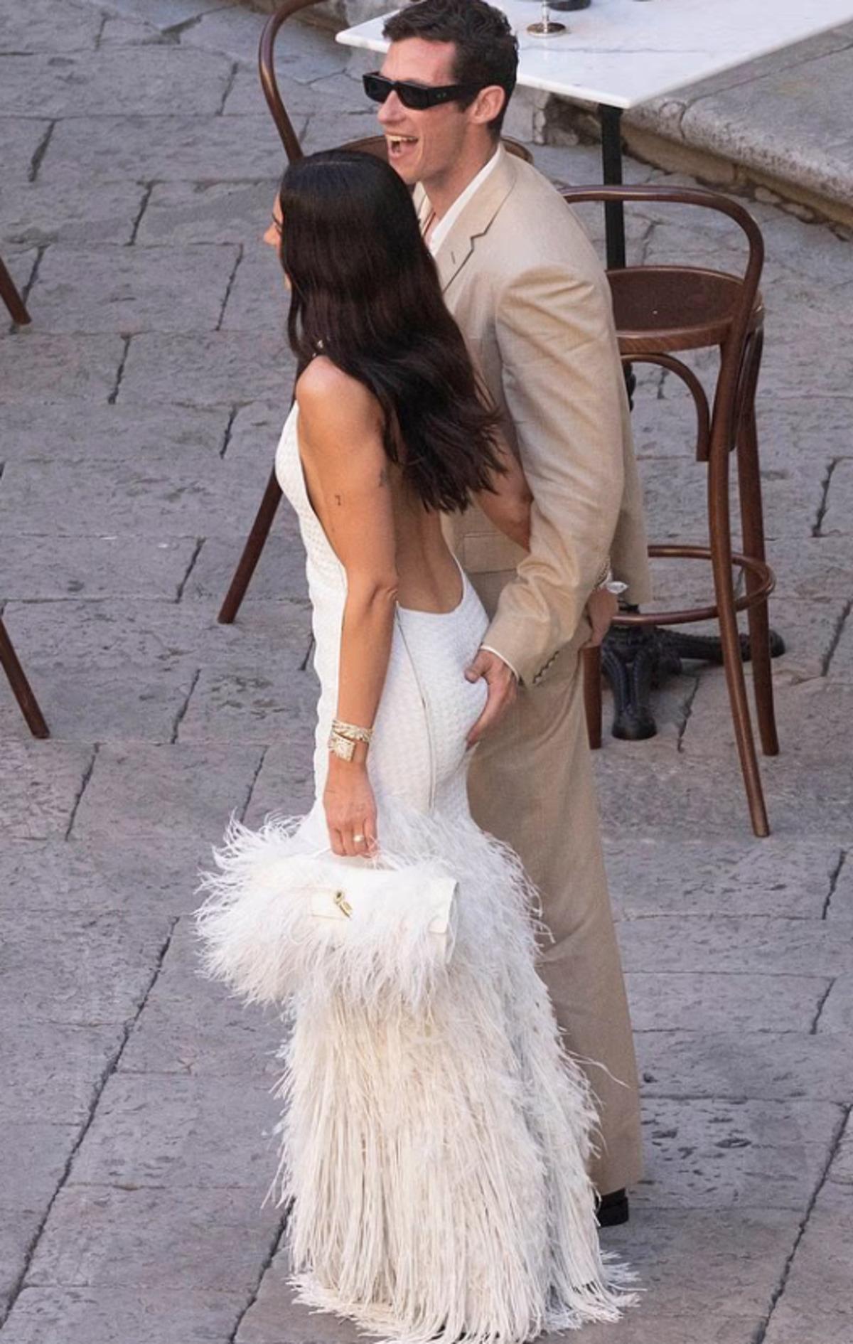 Dua Lipa ve Callum Turner ın görkemli düğünü: Lüks detaylar... 2