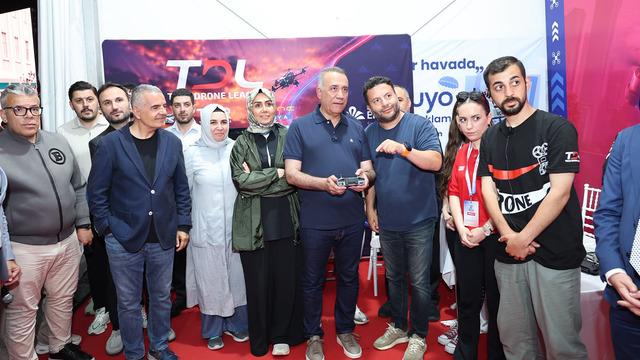 Sultangazi’deki Drone Festivali’ne vatandaşlardan yoğun ilgi! Başkan Dursun: “Hayatı yakalamak gerek”