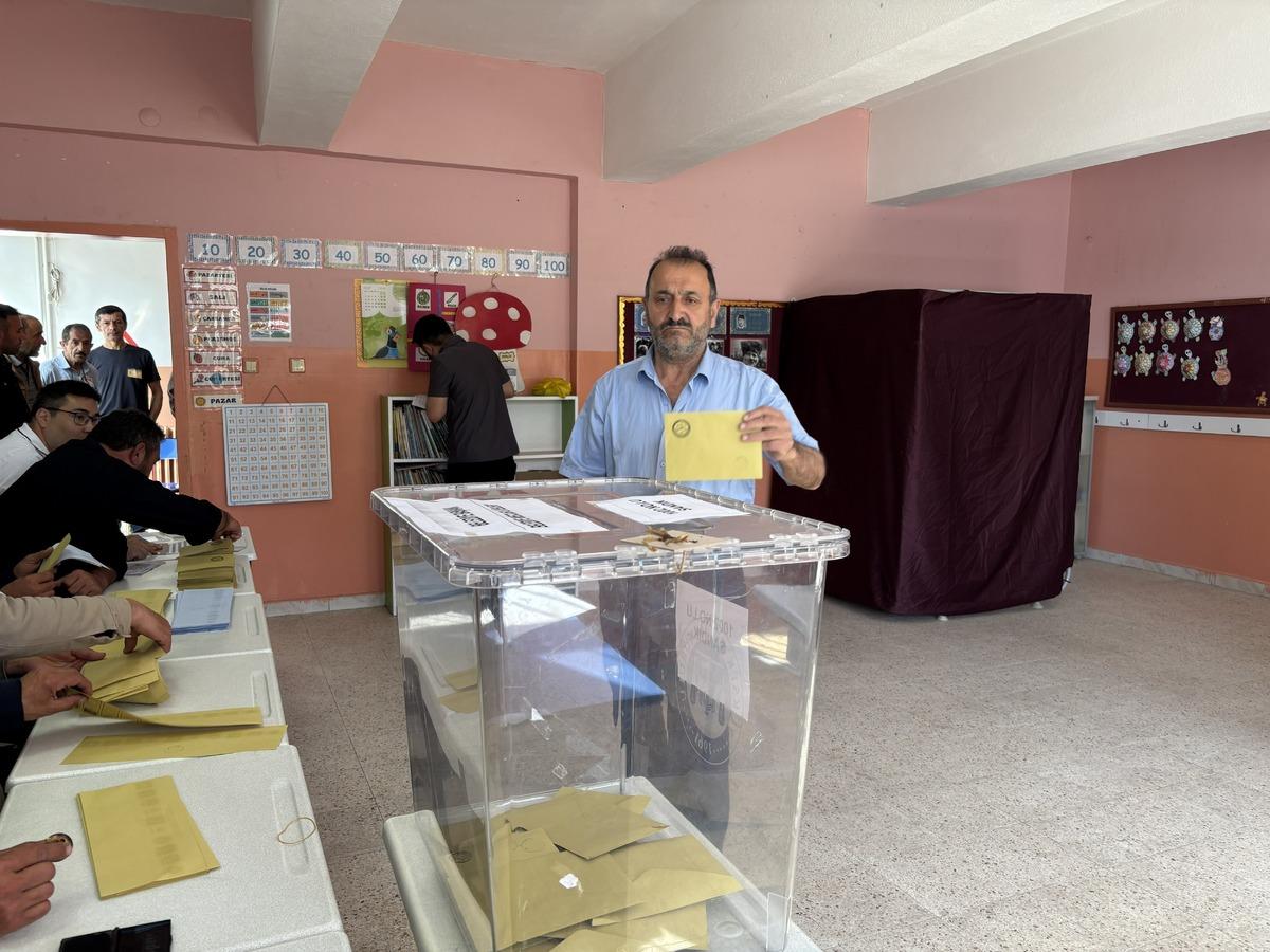 3 ilde se&ccedil;im heyecanı! 27 aday rekabet ediyor, binlerce vatandaş sandık başında 9