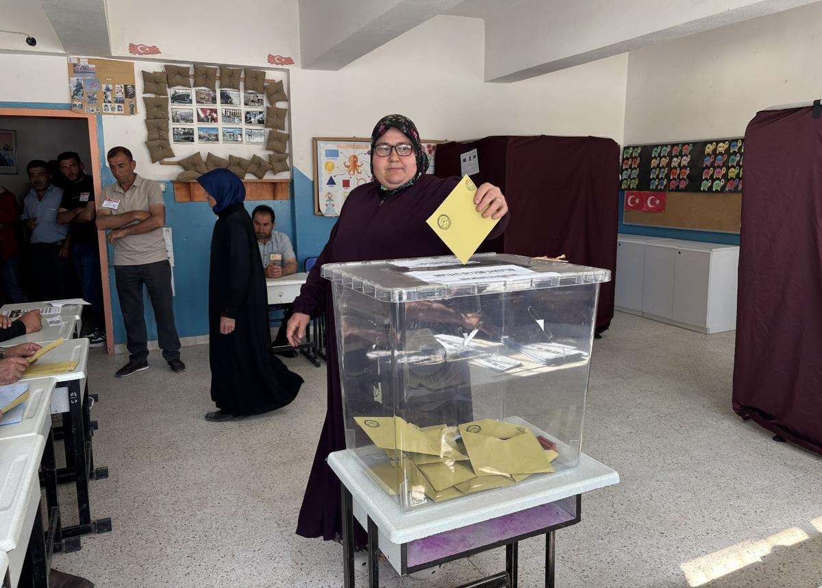 3 ilde se&ccedil;im heyecanı! 27 aday rekabet ediyor, binlerce vatandaş sandık başında 10