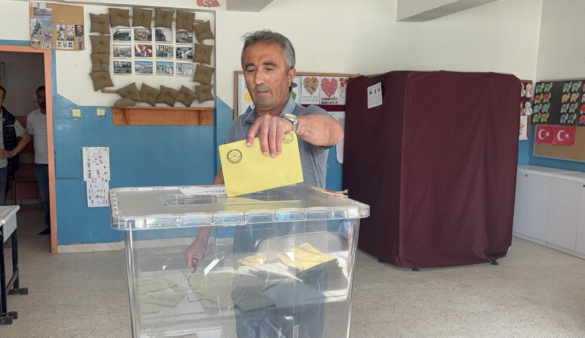 3 ilde se&ccedil;im heyecanı! 27 aday rekabet ediyor, binlerce vatandaş sandık başında 18