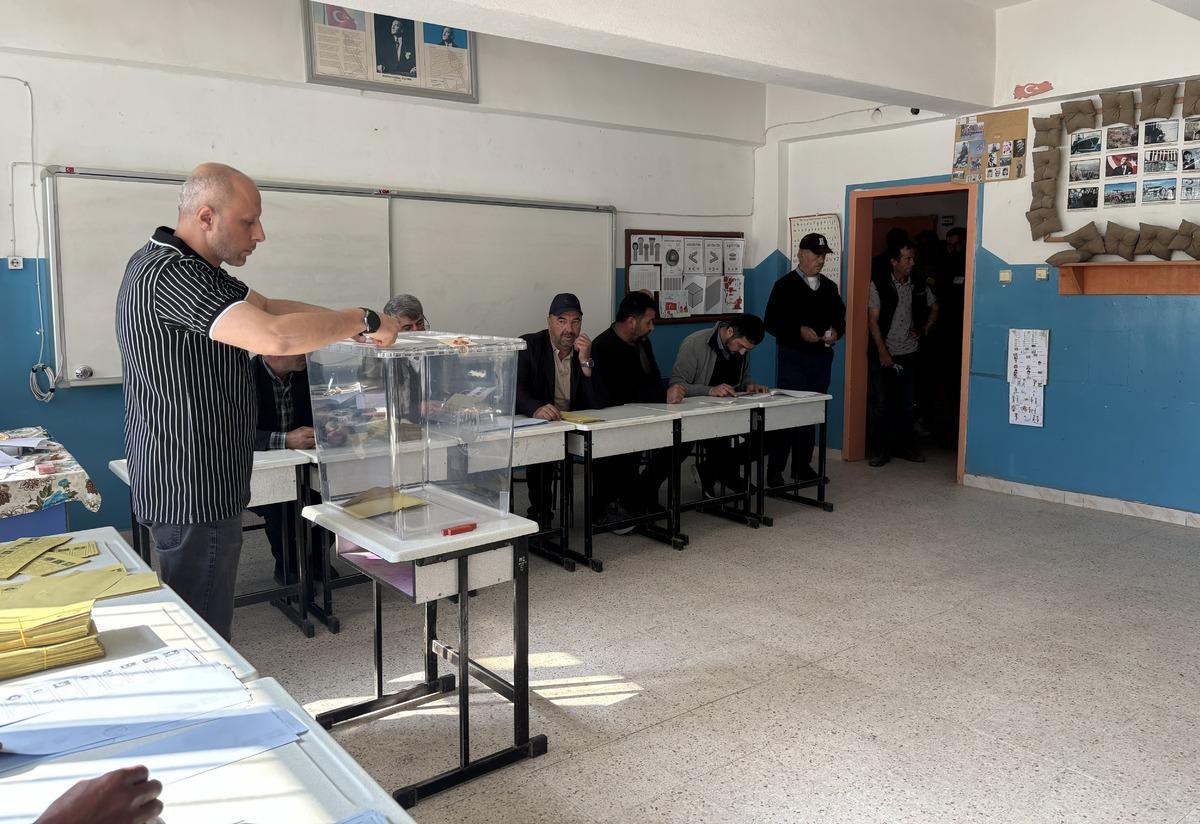 3 ilde se&ccedil;im heyecanı! 27 aday rekabet ediyor, binlerce vatandaş sandık başında 16