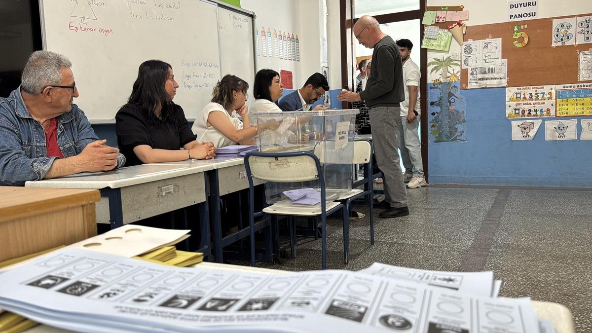 3 ilde se&ccedil;im heyecanı! 27 aday rekabet ediyor, binlerce vatandaş sandık başında 3