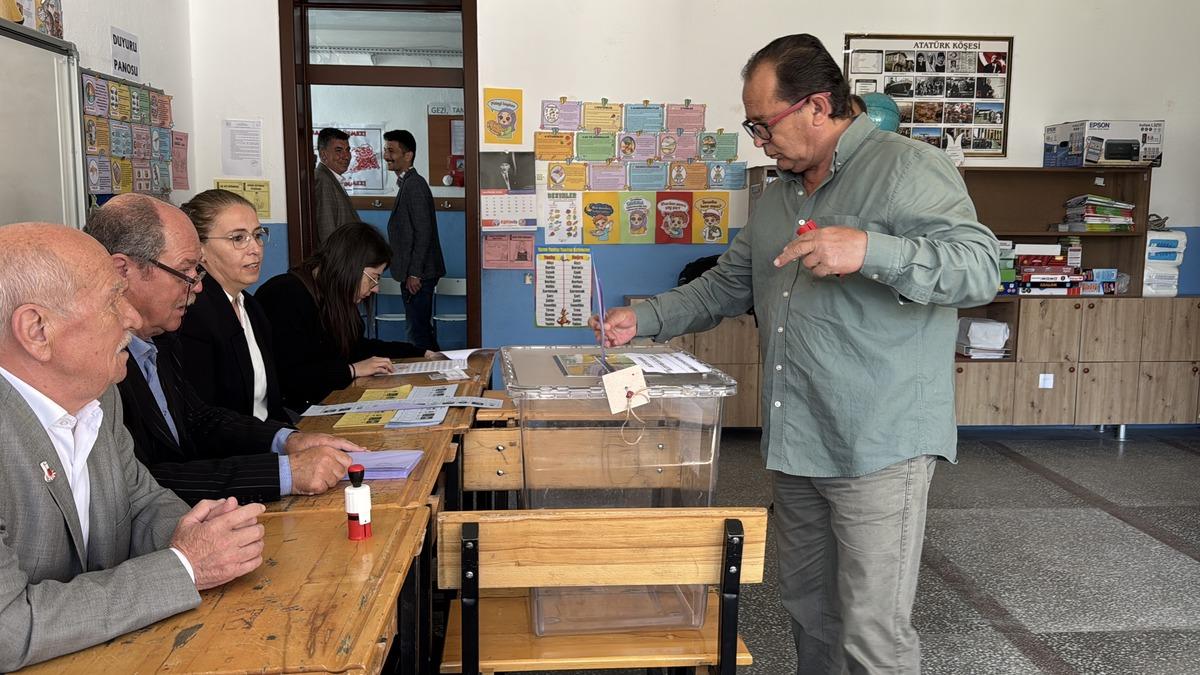 3 ilde se&ccedil;im heyecanı! 27 aday rekabet ediyor, binlerce vatandaş sandık başında 4