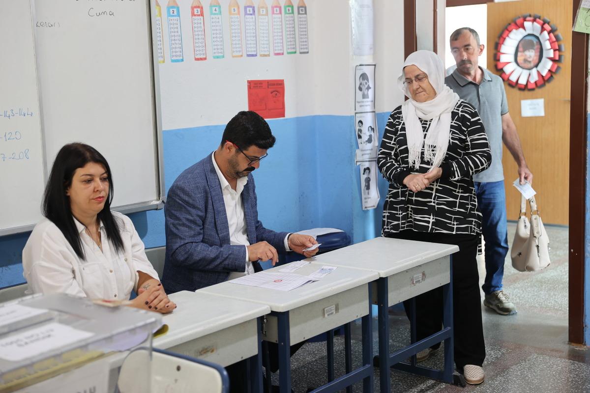 3 ilde se&ccedil;im heyecanı! 27 aday rekabet ediyor, binlerce vatandaş sandık başında 6