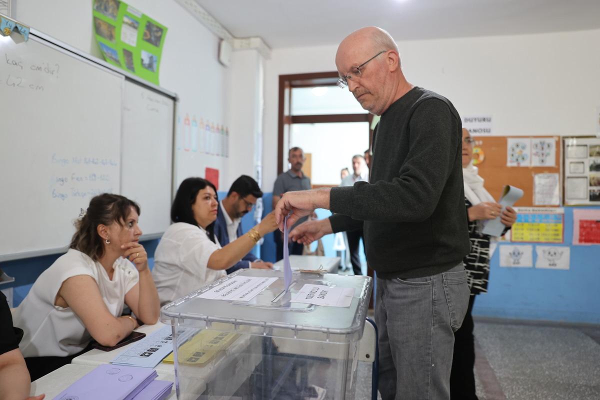3 ilde se&ccedil;im heyecanı! 27 aday rekabet ediyor, binlerce vatandaş sandık başında 17